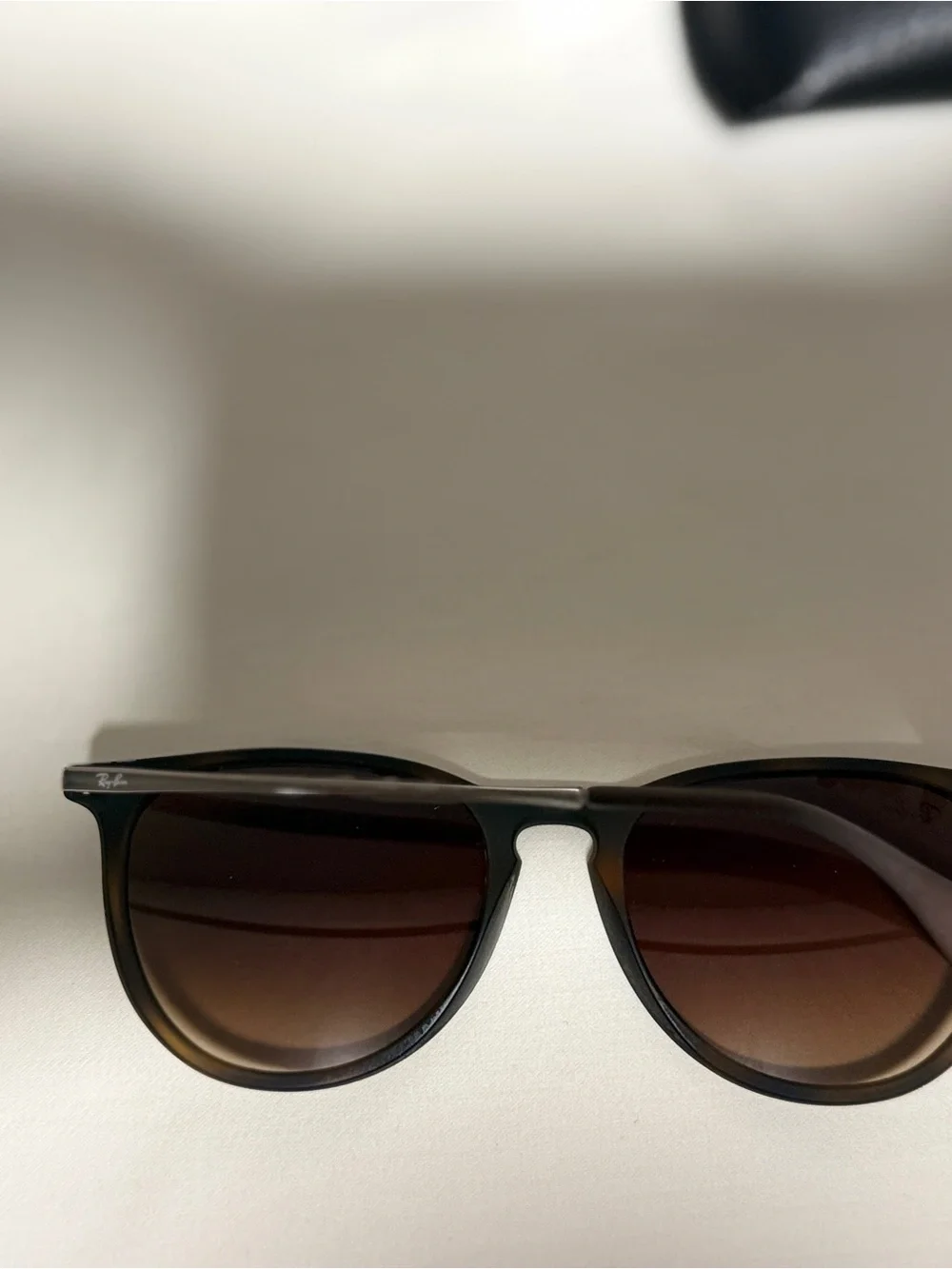 Ray-Ban Men’s Black Frame Sunglasses with Brown Gradient Lenses